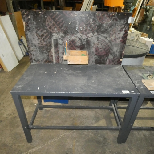 5870 - 1 metal work bench approx 121 x 61 x 84cm high