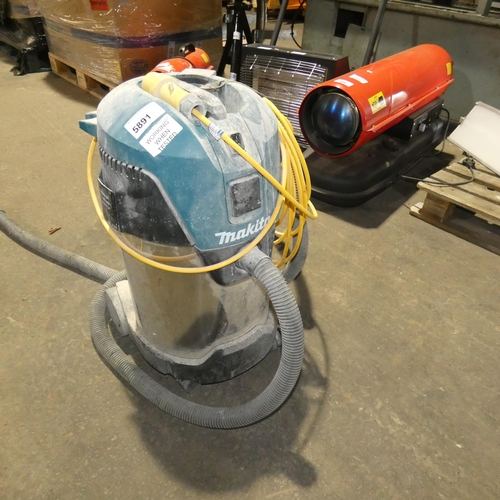 5891 - 1 Makita dust extractor type VC3011L,  110v,  L class, capacity 30 litres wet / dry.  Please note on... 