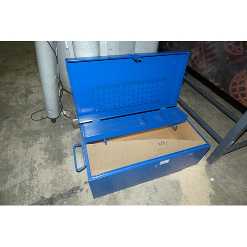 5900 - A blue metal tool chest with lift up lid approx 84 x 45 x 34cm high