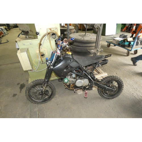 5915 - A pit motorbike by Stomp 140cc - Starts and runs but engine pressurises the crank case and blows all... 