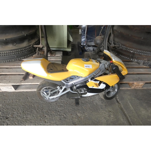 5916 - 1 mini moto motorbike. Pull start is missing and fins broken off fly wheel