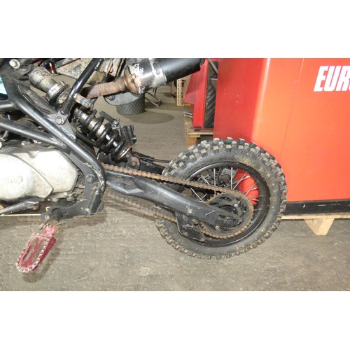 5915 - A pit motorbike by Stomp 140cc - Starts and runs but engine pressurises the crank case and blows all... 