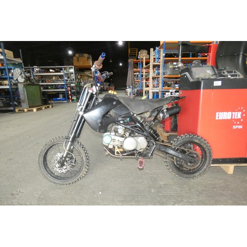 5915 - A pit motorbike by Stomp 140cc - Starts and runs but engine pressurises the crank case and blows all... 