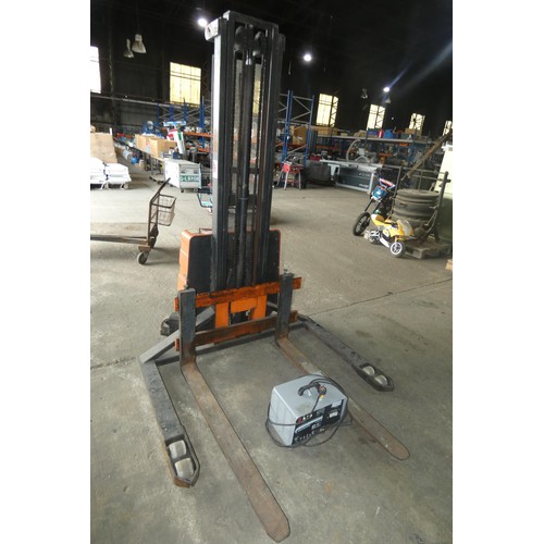 5931 - 1 Robur battery operated stacking pallet lifter model B69E3350, YOM 1999, capacity approx 1000kg, ma... 