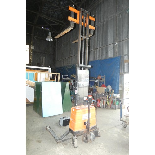 5931 - 1 Robur battery operated stacking pallet lifter model B69E3350, YOM 1999, capacity approx 1000kg, ma... 