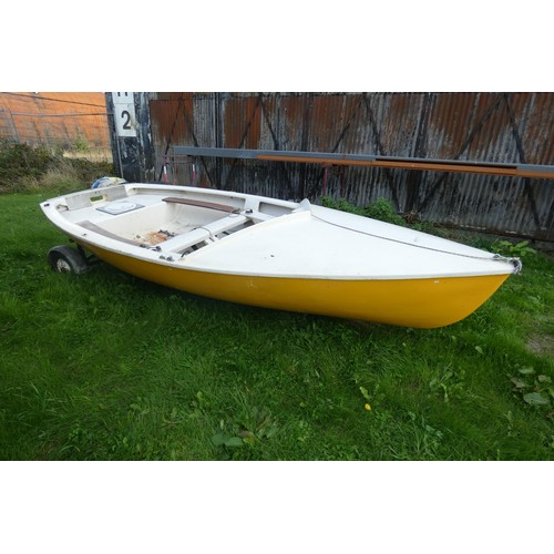 5672a - 1 small sailing dinghy, approx 13ft, on a single axle trailer. Please note that no mast or sails are... 