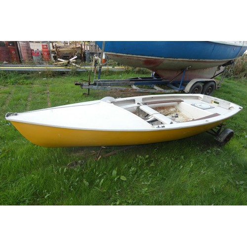 5672a - 1 small sailing dinghy, approx 13ft, on a single axle trailer. Please note that no mast or sails are... 