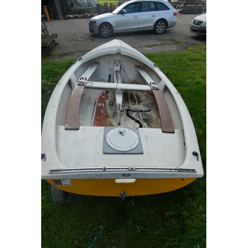 5672a - 1 small sailing dinghy, approx 13ft, on a single axle trailer. Please note that no mast or sails are... 