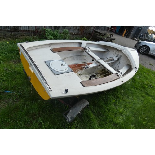 5672a - 1 small sailing dinghy, approx 13ft, on a single axle trailer. Please note that no mast or sails are... 