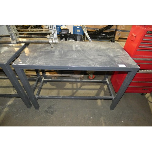 5872 - 1 metal work bench approx 121 x 61 x 84cm high