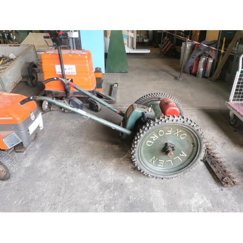 5936 - 1 vintage Allen scythe with a Villiers petrol engine, machine number 89638F. Please note that the he... 