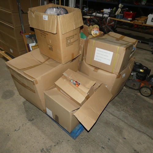 2061 - 1 pallet containing a quantity of various gift / novelty items including miners lamp clocks, golf ba... 