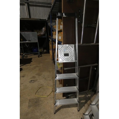 2062 - 1 aluminium step ladder