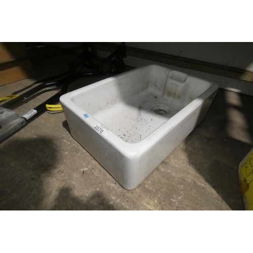 2076 - 1 Belfast type sink approx 62 x 42 x 20cm high