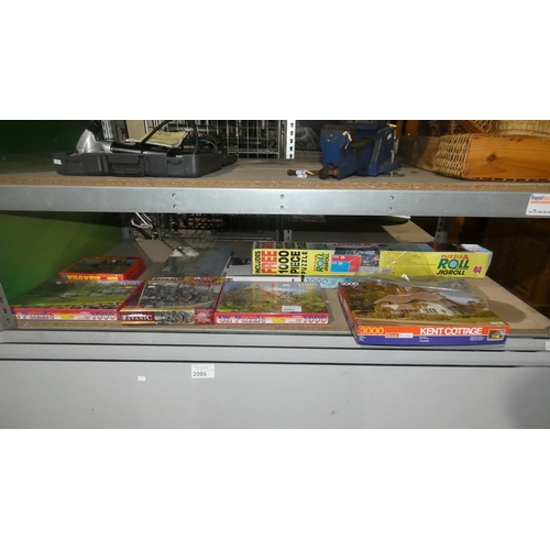 2095 - A quantity of various jigsaw puzzles and a Jumbo Jigroll jigsaw roll mat. Contents of 1 shelf