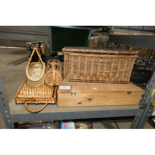 2098 - A vintage pine wine box with a lift lid and 4 various vintage baskets