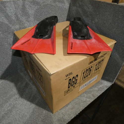 2574 - A box containing 6 pairs of small 6/7 flippers by Osprey