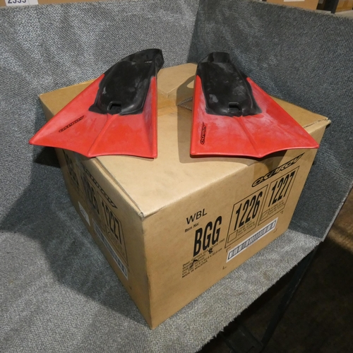 2575 - A box containing 6 pairs of xsmall 4/5 flippers by Osprey