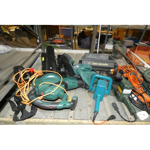 2078 - A quantity of various garden power tools 240v and 1 lawn spreader Contents of 1 shelf (Trade)