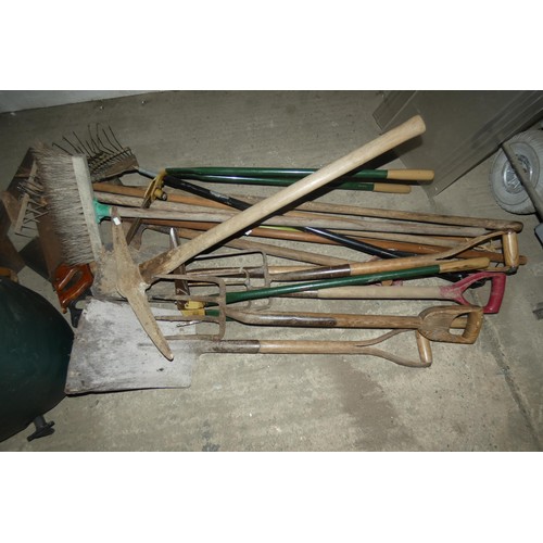 2079 - A quantity of various garden hand tools and 1 water butt. Contents of 1 shelf