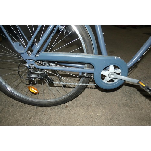 2087 - 1 city bike by Elops type 120HF, 700C wheels, with back rack, please note missing 2 wheel nuts