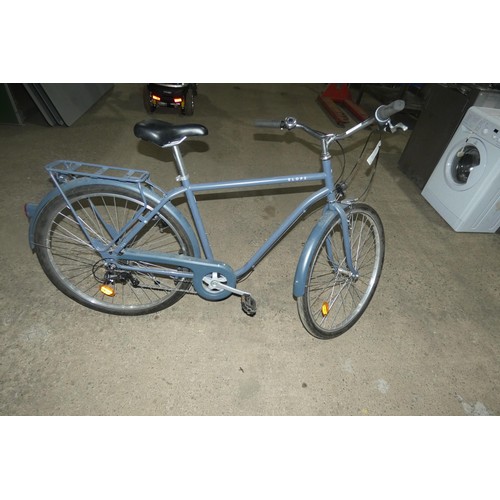 2087 - 1 city bike by Elops type 120HF, 700C wheels, with back rack, please note missing 2 wheel nuts