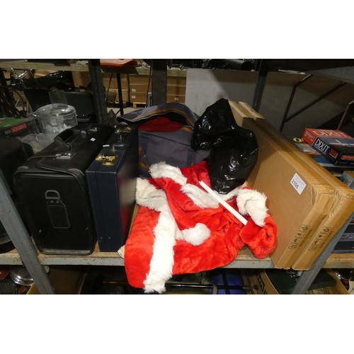 2106 - A quantity of various household items including a Delonghi heater 240v, a Merry Christmas rope light... 