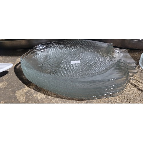 1035 - A quantity of fish serving ware, plates, platters, etc