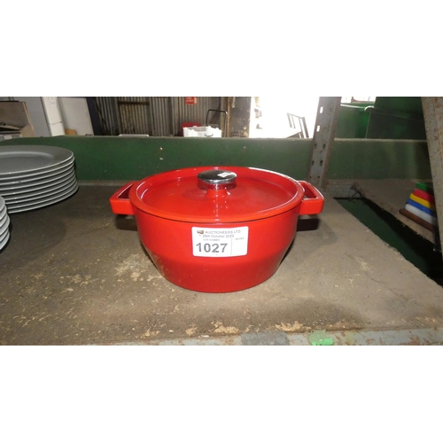 1027 - A red cast iron cooking pot/casserole dish by Pyrex