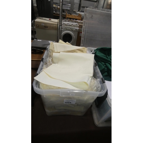 1054 - A box containing a large quantity of restaurant cream coloured napkins approx