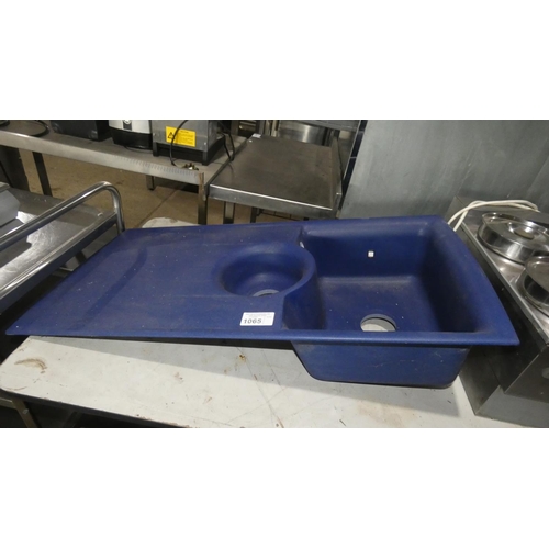 1065 - A blue sink top with draining board to the left