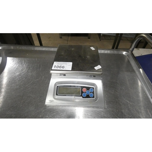 1066 - A set of electric scales by Myweigh type KD8000