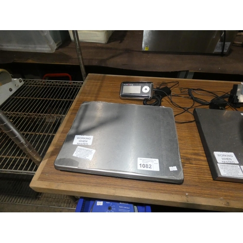 1082 - A commercial stainless steel set of scales by Steinburg type SBS-PT-200/100 - max 200kg - trade. Ret... 