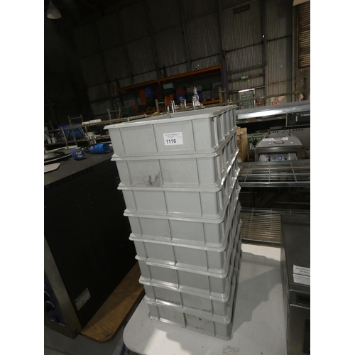 1116 - 8 x plastic stacking trays