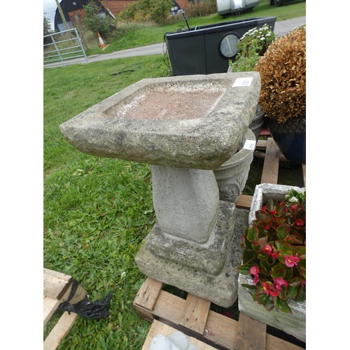 2589 - 1 X weathered square concrete bird bath