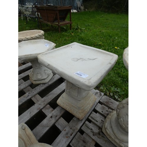 2600 - A classic square bird bath adorned with a rose