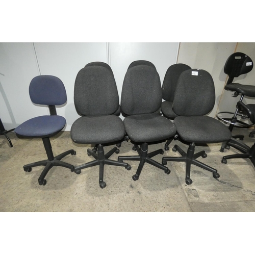 1180 - 6 black upholstered office swivel chairs and 1 other office swivel chair