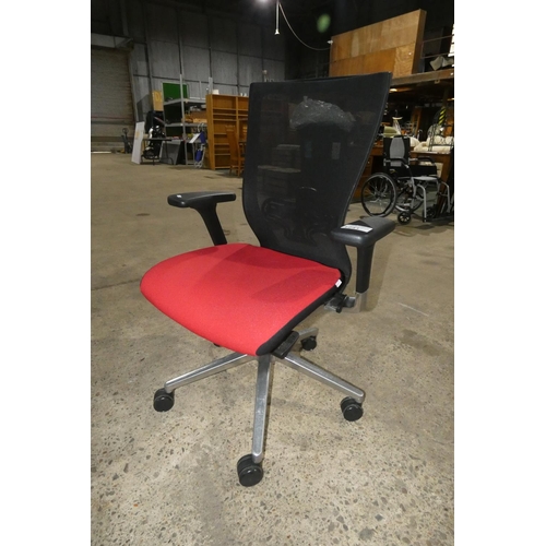 1241 - 1 office swivel chair by Techo with red seat and a black mesh back. Please note that one arm pad is ... 