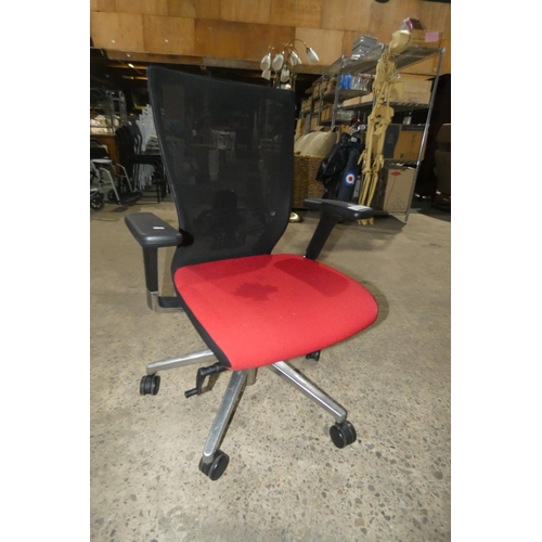 1243 - 1 office swivel chair by Techo with red seat and a black mesh back. Please note that one arm pad is ... 