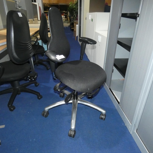 1255 - 1 black upholstered office swivel chair by Corrigo