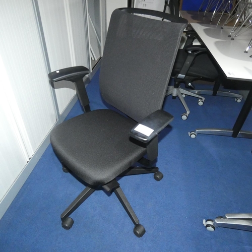 1256 - 1 office swivel chair with black upholstered seat and a black mesh back by Steelcase