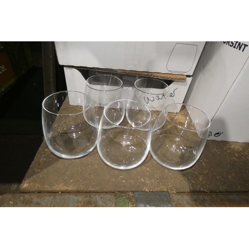 1023 - A quantity of various drinking glasses, contents of 1 shelf