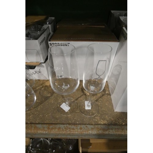 1023 - A quantity of various drinking glasses, contents of 1 shelf