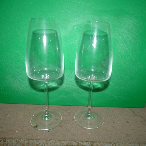 1024 - A quantity of various drinking glasses, contents of 1 shelf