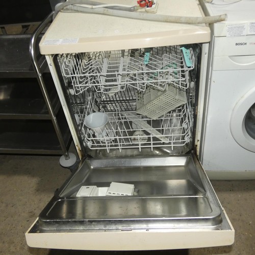 1106 - An under counter dishwasher by Hotpoint type Aquarious DF61 - trade