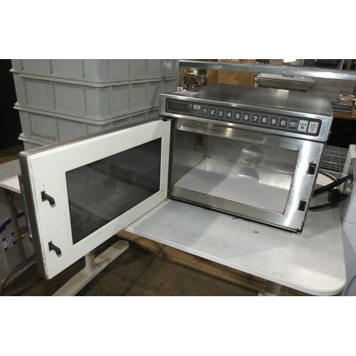 1115 - A commercial stainless steel microwave oven by Amana commercial type C-max UHDC518 1500w - trade. TE... 