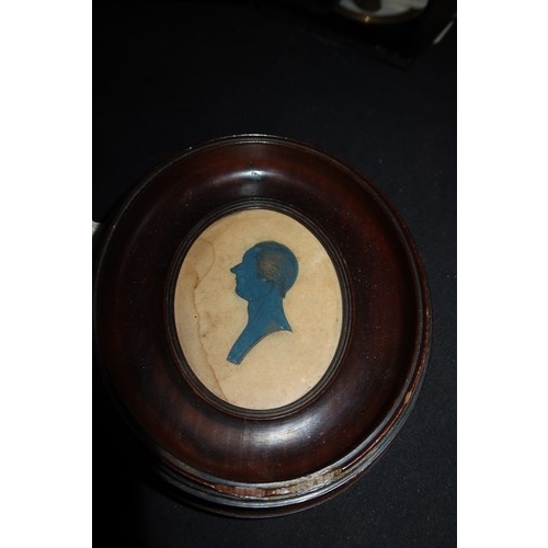 3024 - John Field (1756-1821), Silhouette of William Pitt the Younger, gilded highlights to hair, oval, 8.5... 