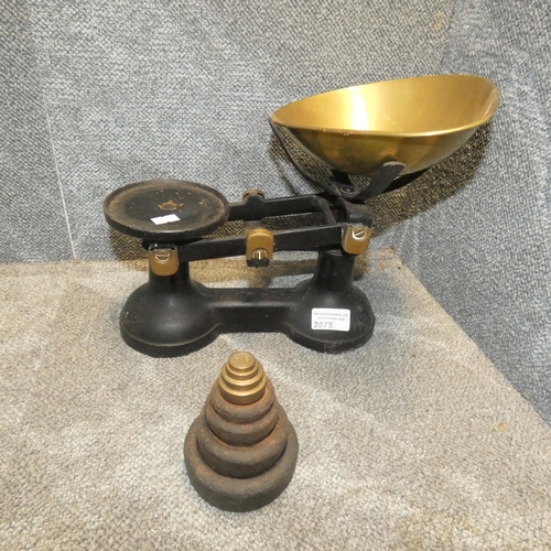 3078 - A set of vintage kitchen scales with weights