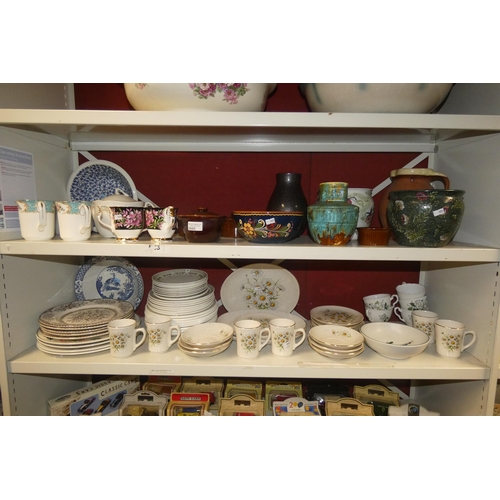 3085 - A quantity of miscellaneous decorative china ware, pottery and ornaments etc (two shelves)