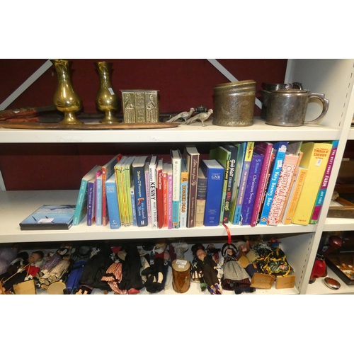 3093 - A quantity of miscellaneous books and magazines etc (one shelf)